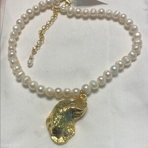 Elegant White and Gold Pearl Necklace with Leaf Pendant